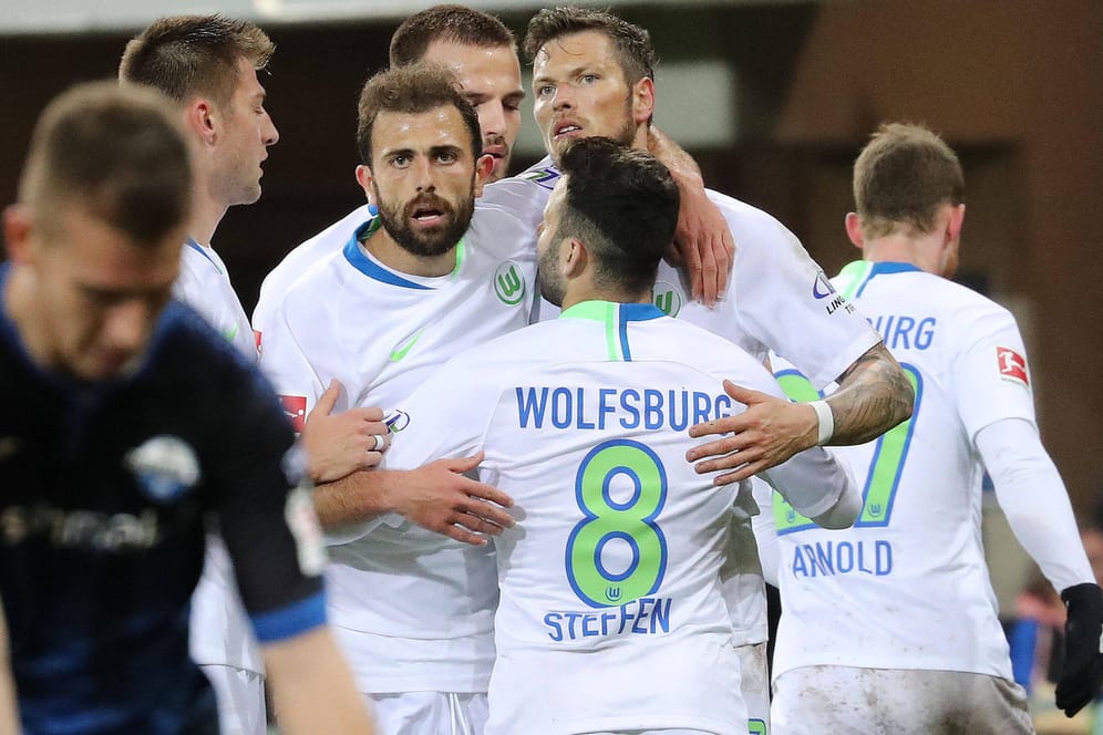 Der VfL Wolfsburg bejubelt den Auswärtssieg beim SC Paderborn.