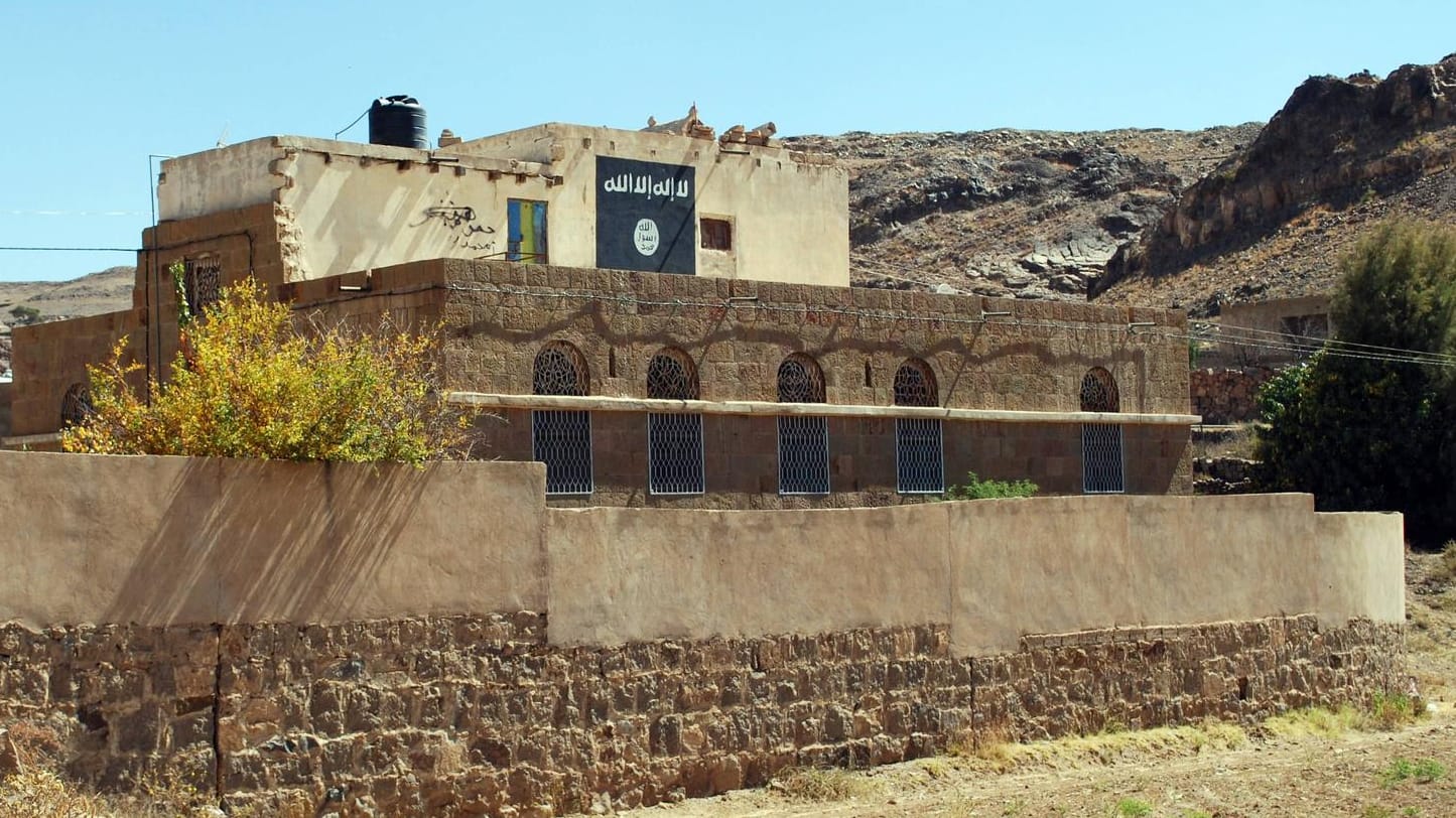 Ein Haus mit der Flagge des Al-Kaida-Ablegers AQAP: Das Terrornetzwerk hat sich zu dem Anschlag auf einen US-Militärstützpunkt im Dezember 2019 bekannt.