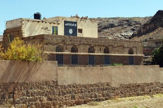 Ein Haus mit der Flagge des Al-Kaida-Ablegers AQAP: Das Terrornetzwerk hat sich zu dem Anschlag auf einen US-Militärstützpunkt im Dezember 2019 bekannt.