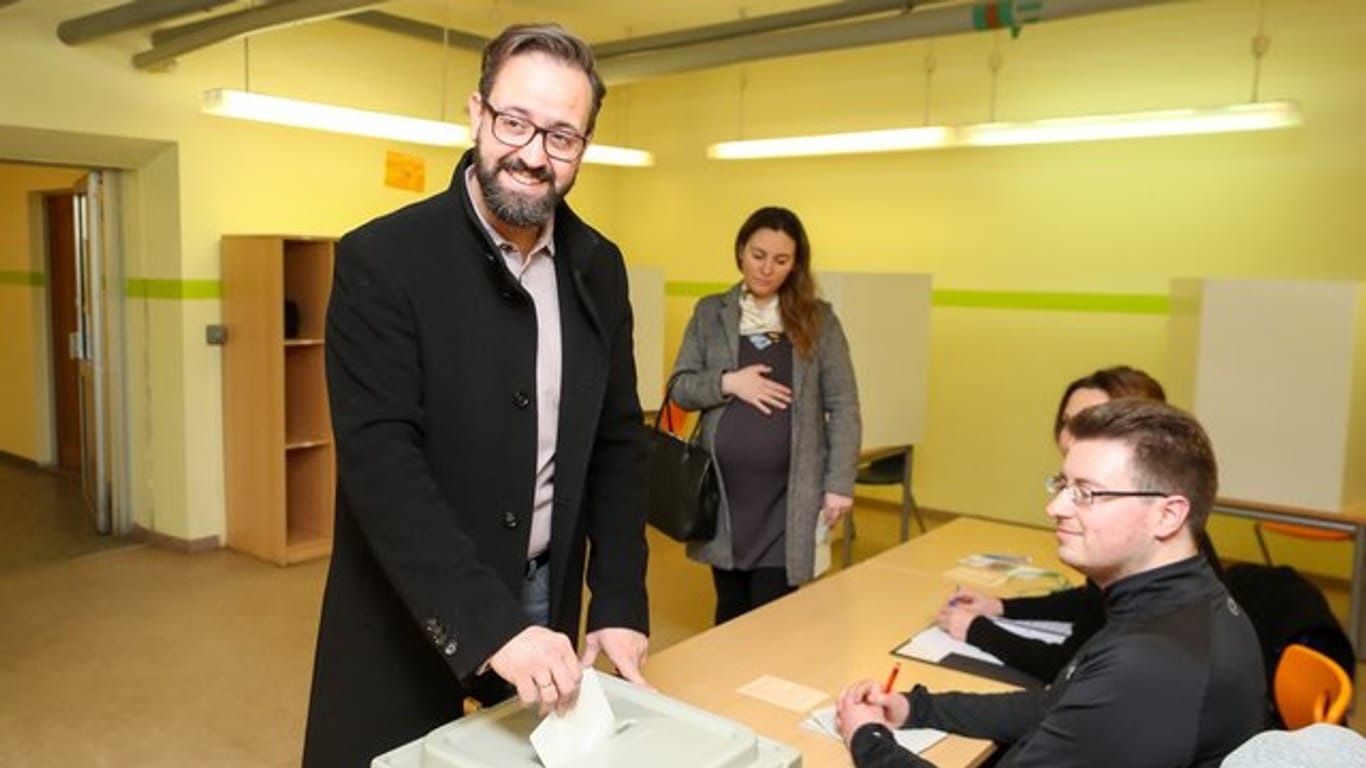CDU-Kandidat Sebastian Gemkow gibt seine Stimme ab, hinter ihm seine Ehefrau Nadja.