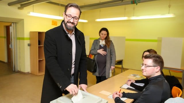 CDU-Kandidat Sebastian Gemkow gibt seine Stimme ab, hinter ihm seine Ehefrau Nadja. CDU-Kandidat Sebastian Gemkow gibt seine Stimme ab, hinter ihm seine Ehefrau Nadja.