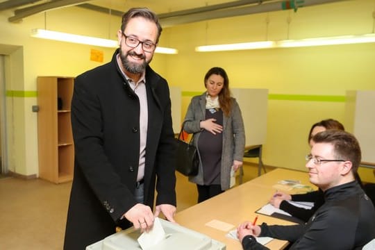 CDU-Kandidat Sebastian Gemkow gibt seine Stimme ab, hinter ihm seine Ehefrau Nadja.