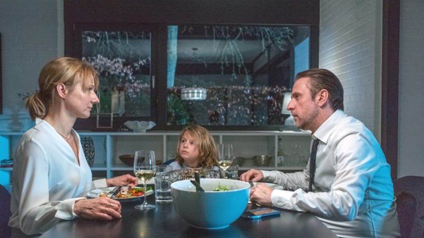 Das gemeinsame Abendessen ist seltener geworden: Tanja (Christina Große) und Markus Sellin (Bjarne Mädel) mit ihrem Sohn Titus (Moritz Thiel).