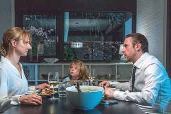 Das gemeinsame Abendessen ist seltener geworden: Tanja (Christina Große) und Markus Sellin (Bjarne Mädel) mit ihrem Sohn Titus (Moritz Thiel).
