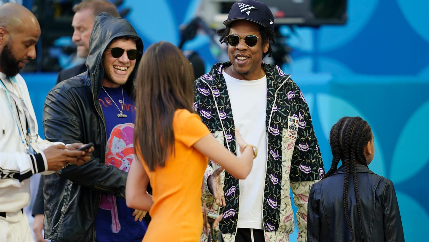 Hip-Hop-Legende Jay-Z ließ sich mit Tochter Ivy auf dem Spielfeld blicken.