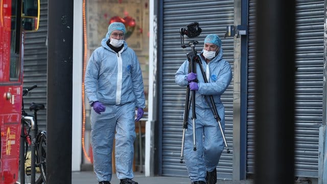 Gerichtsmediziner untersuchen am Tag nach dem Angriff den Tatort in London.