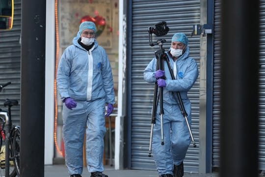 Gerichtsmediziner untersuchen am Tag nach dem Angriff den Tatort in London.