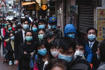 Anwohner warten in Hongkong auf eine Lieferung von chirurgischen Masken, die in einem nahe gelegenen Laden verkauft werden.