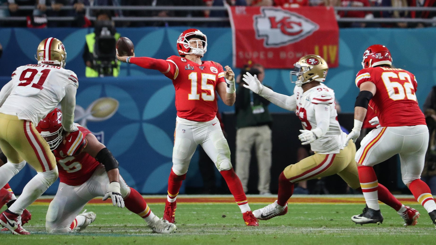 Chiefs-Quarterback Mahomes (M.) beim Pass.