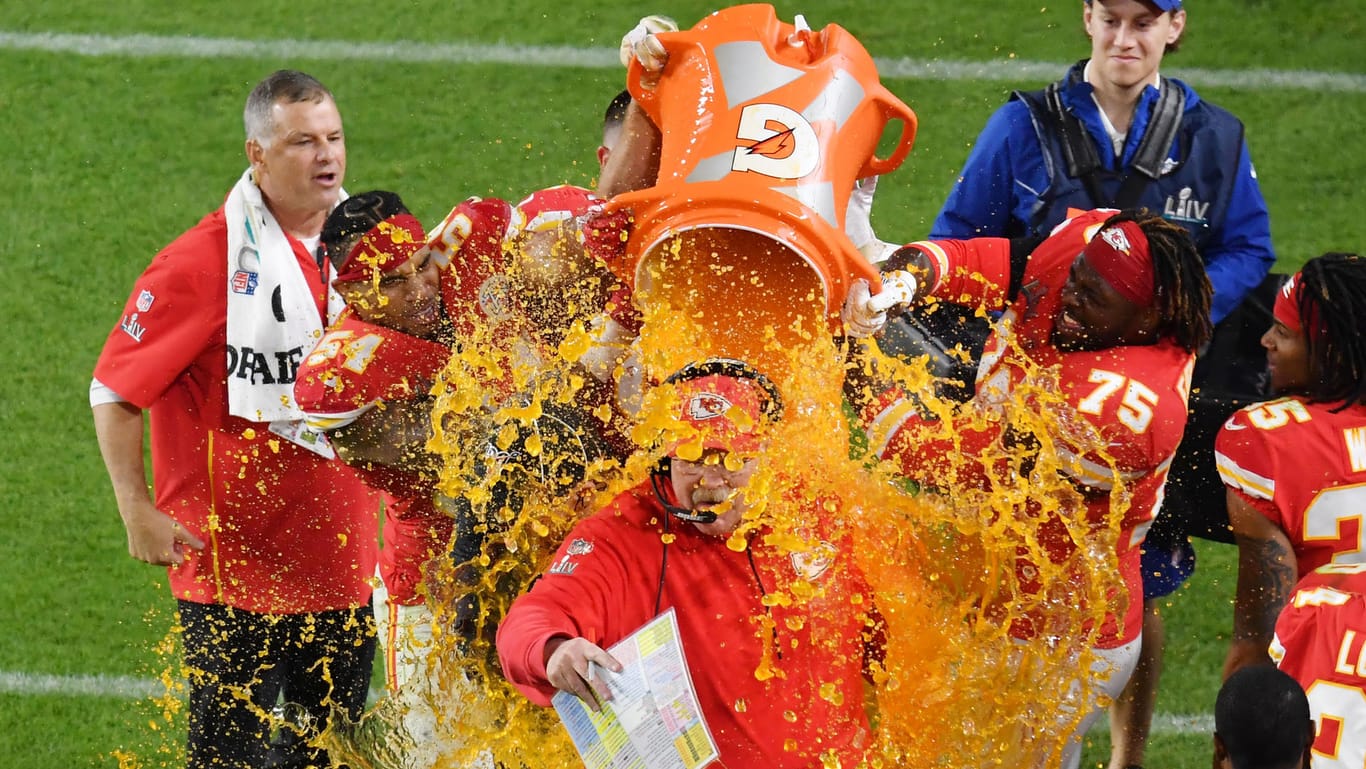 Am Ziel: Chiefs-Coach Andy Reid bekommt die Gatorade-Dusche.