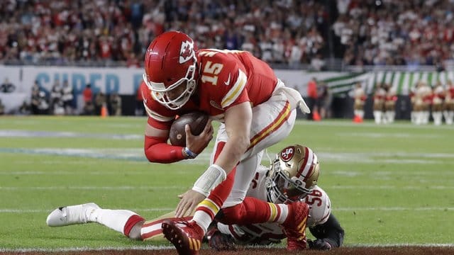 Star-Quarterback Patrick Mahomes von den Kansas City Chiefs führt sein Team zum Sieg. Star-Quarterback Patrick Mahomes von den Kansas City Chiefs führt sein Team zum Sieg.