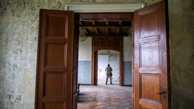 Alte Häuser bieten wunderschöne Räume mit oft hohen Decken - stehen sie aber unter Denkmalschutz, unterliegen sie Auflagen bei der Sanierung und Renovierung. Alte Häuser bieten wunderschöne Räume mit oft hohen Decken - stehen sie aber unter Denkmalschutz, unterliegen sie Auflagen bei der Sanierung und Renovierung.