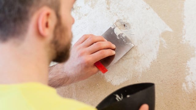 Gibt es viele Dübellöcher in der Wand, müssen diese im Zuge von Schönheitsreparaturen ebenfalls zugespachtelt werden.