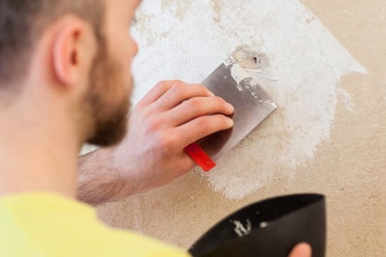 Gibt es viele Dübellöcher in der Wand, müssen diese im Zuge von Schönheitsreparaturen ebenfalls zugespachtelt werden.