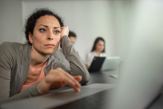 Höchstleistung im Job: Wenn der Arbeitgeber schlechte Leistungen kritisiert, ist es häufig schwer, einen Vergleichsmaßstab zu ziehen.