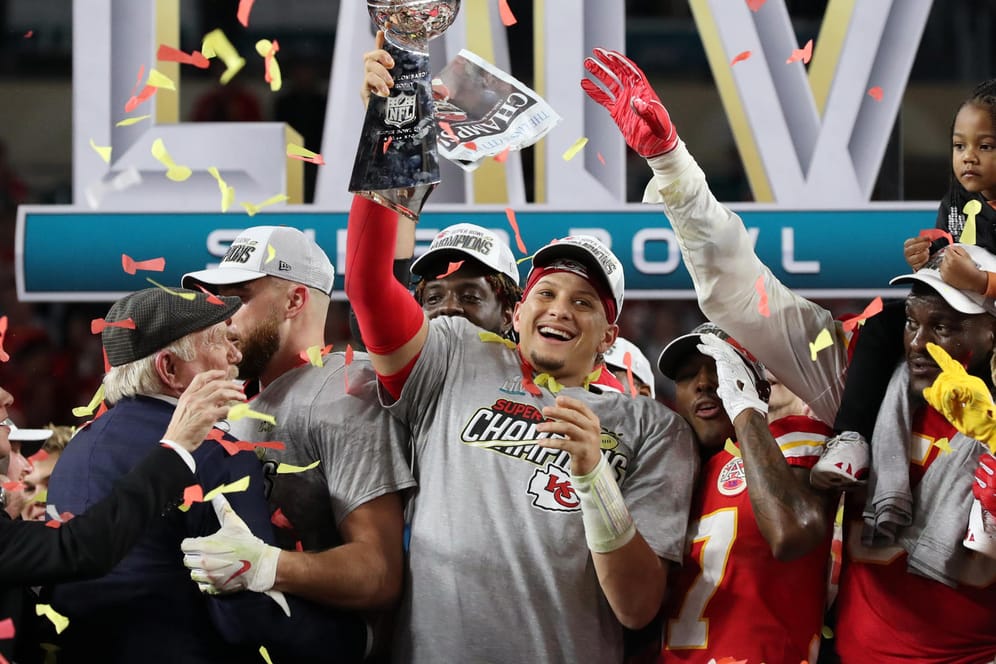 Krönung einer grandiosen Saison: Chiefs-Quarterback Patrick Mahomes mit der Vince-Lombardi-Trophy, dem Meisterpokal der NFL.