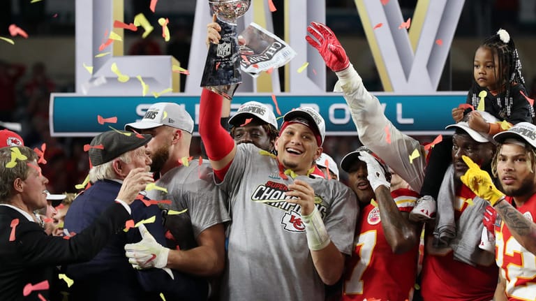 Krönung einer grandiosen Saison: Chiefs-Quarterback Patrick Mahomes mit der Vince-Lombardi-Trophy, dem Meisterpokal der NFL.