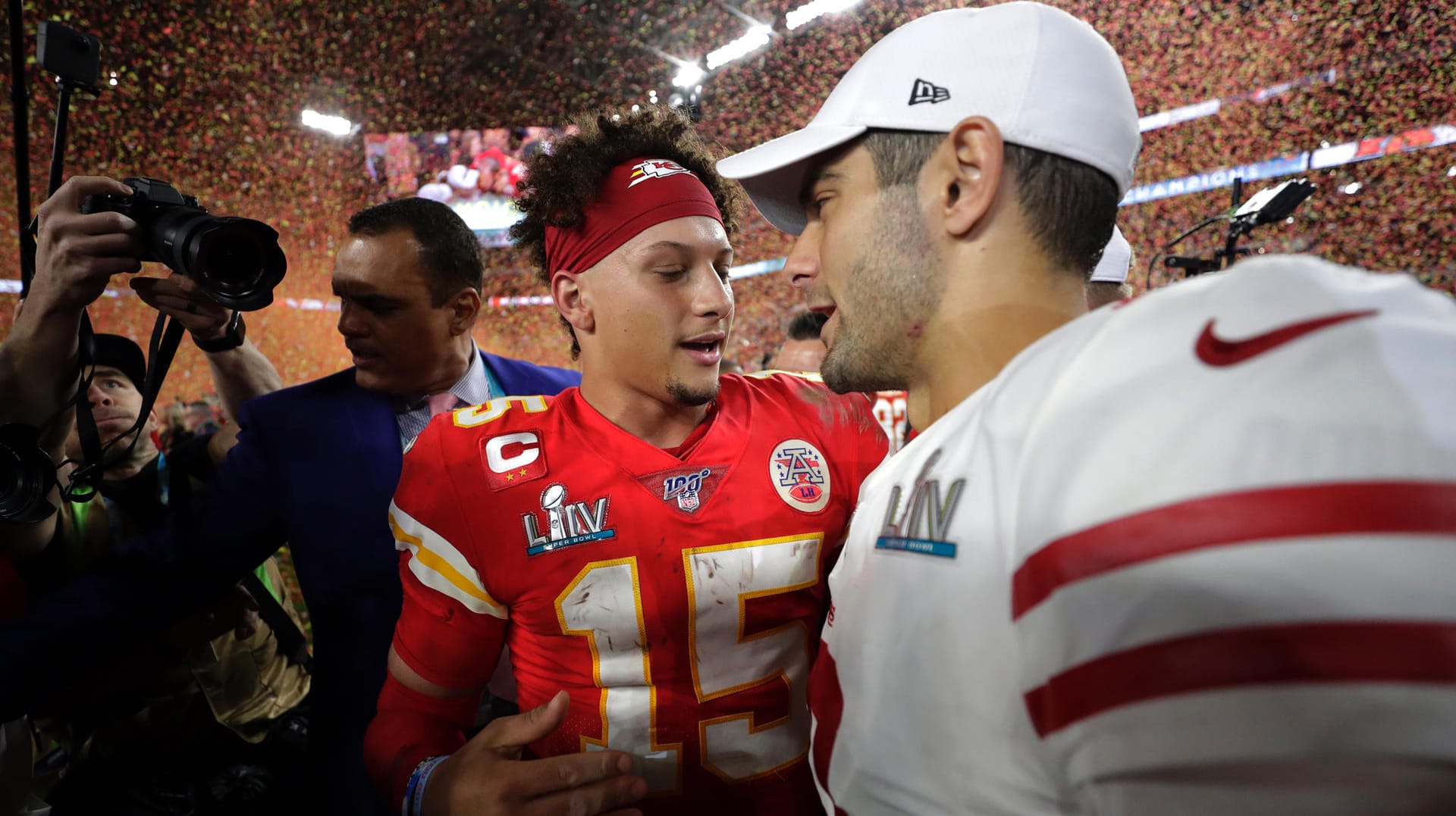 Fairer Sieger, fairer Verlierer: Mahomes und 49ers-Quarterback Garoppolo nach der Partie.