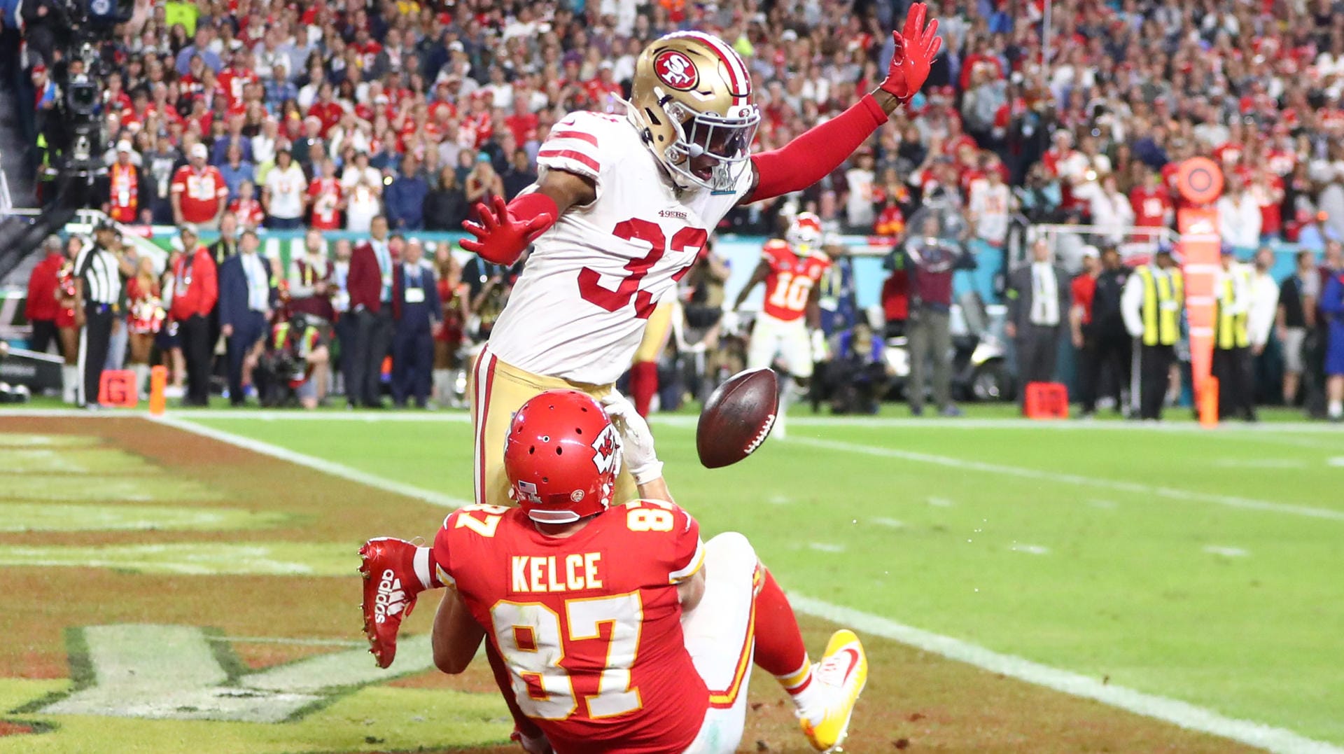 Niners im Pech: Nach der Defensive Pass Interference von Tarvarius Moore (oben) zählte der Touchdown von Chiefs-Tight-End Travis Kelce.