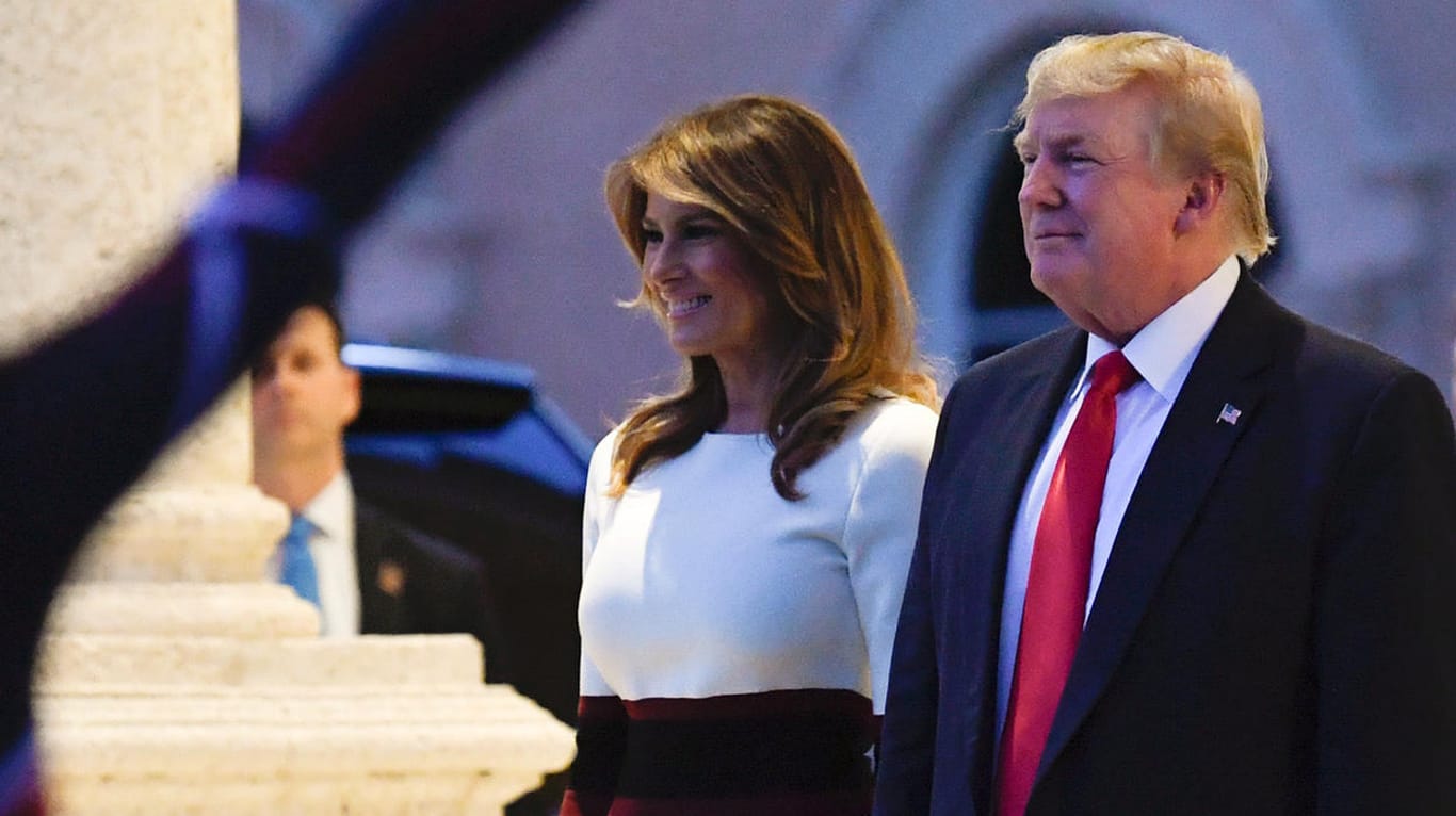 Donald Trump und Melania Trump vor einer Super-Bowl-Party in Florida: Der US-Präsident leistete sich in einem Tweet zum NFL-Finale einen Patzer
