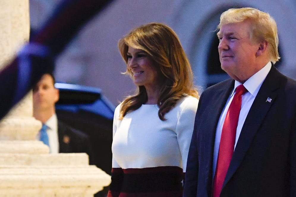 Donald Trump und Melania Trump vor einer Super-Bowl-Party in Florida: Der US-Präsident leistete sich in einem Tweet zum NFL-Finale einen Patzer