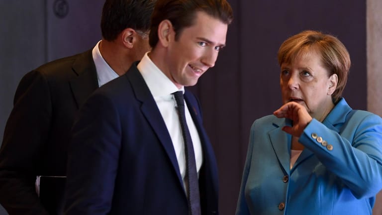 Der österreichische Bundeskanzler Sebastian Kurz und Angela Merkel im Gespräch: Anlässlich seines Berlin-Besuchs spricht er sich klar gegen die bisher geplante Finanztransaktionssteuer.