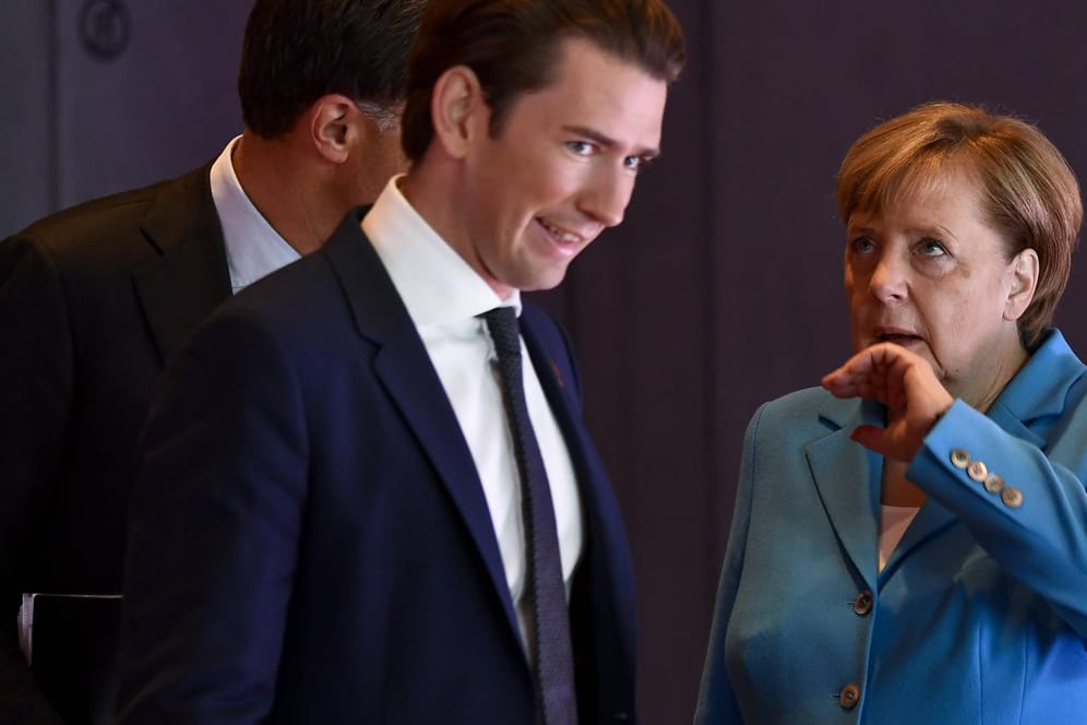 Der österreichische Bundeskanzler Sebastian Kurz und Angela Merkel im Gespräch: Anlässlich seines Berlin-Besuchs spricht er sich klar gegen die bisher geplante Finanztransaktionssteuer.