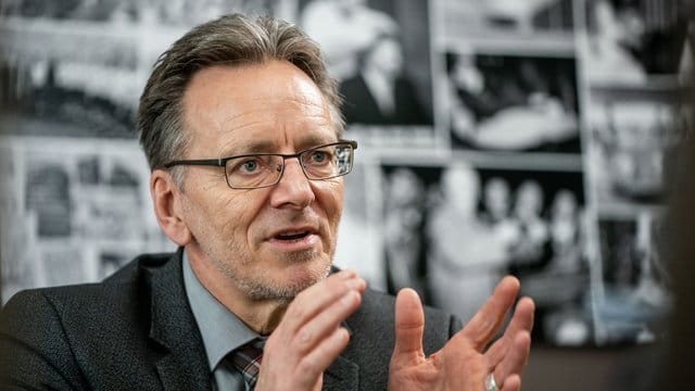 "Wer Listen vermeintlicher "politischer Gegner" veröffentlicht - verbunden mit Drohungen wie "Wir kriegen Euch alle" - der tut dies mit dem Ziel, Menschen einzuschüchtern und Angst zu verbreiten", sagt Münch. "Wer Listen vermeintlicher "politischer Gegner" veröffentlicht - verbunden mit Drohungen wie "Wir kriegen Euch alle" - der tut dies mit dem Ziel, Menschen einzuschüchtern und Angst zu verbreiten", sagt Münch.