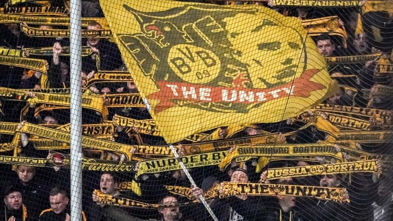 BVB-Ultras schwenken ihre Fahnen: In der Dortmunder Innenstadt haben einige BVB-Fans am Morgen nach dem Spiel randaliert.