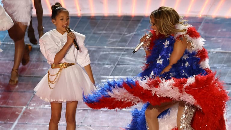 Emme Maribel Muñiz und Jennifer Lopez: Mutter und Tochter performten zusammen beim Super Bowl.