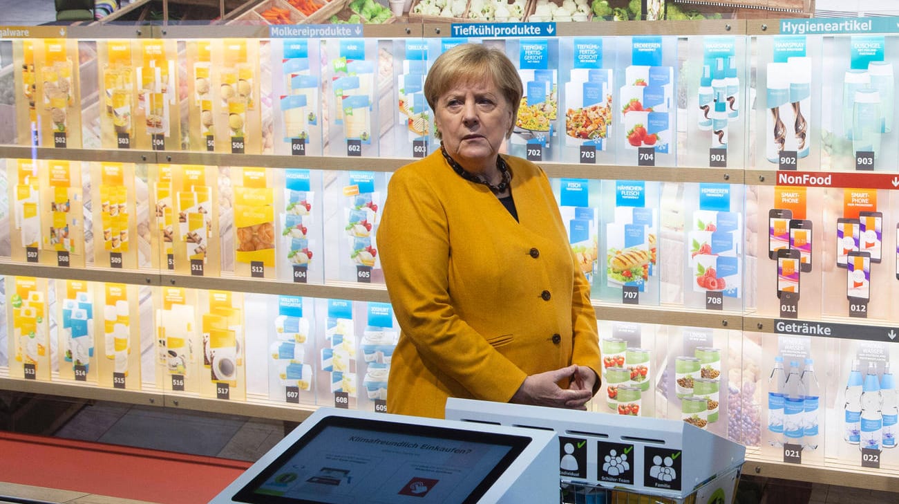 Angela Merkel besucht einen "Klimasupermarkt" (Archivbild): Die Kanzler trifft die Spitzen des Lebensmittelhandels zu einem Gipfel in Berlon.