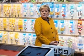 Angela Merkel besucht einen "Klimasupermarkt" (Archivbild): Die Kanzler trifft die Spitzen des Lebensmittelhandels zu einem Gipfel in Berlon.