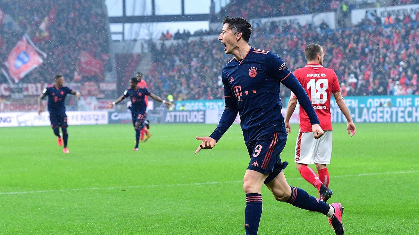 Ein jubelnder Robert Lewandowski: Beim Spiel gegen den 1. FSV Mainz 05 hat der FCB-Star den ersten Treffer versenkt.