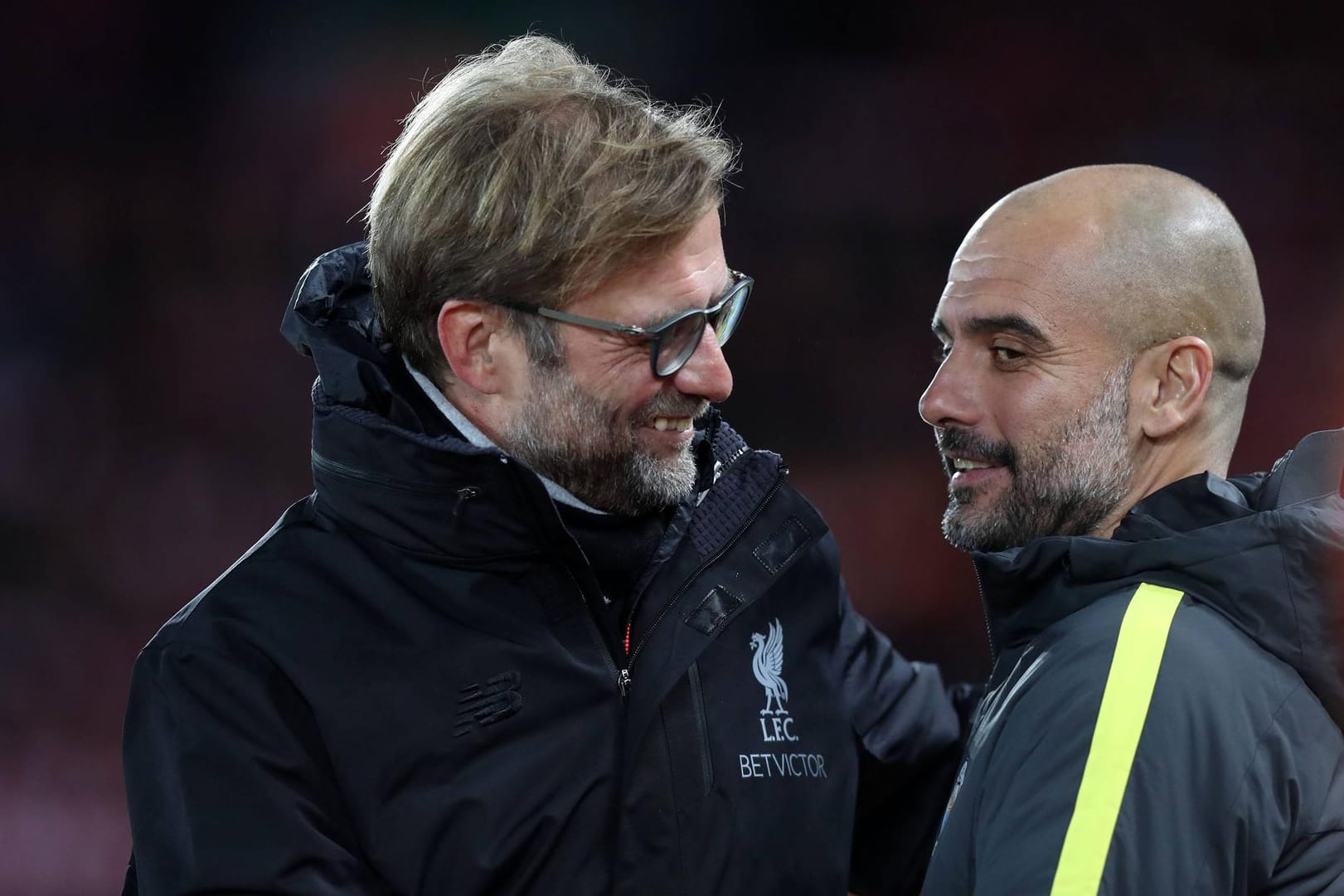 Das Titelrennen zwischen beiden scheint etwa drei Monate vor Saisonende bereits entschieden: Manchester Citys Trainer Pep Guardiola (re.) und Liverpool-Trainer Jürgen Klopp (li.).