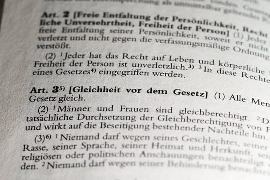 Artikel 3 des Grundgesetzes legt die Gleichheit vor dem Gesetz fest.