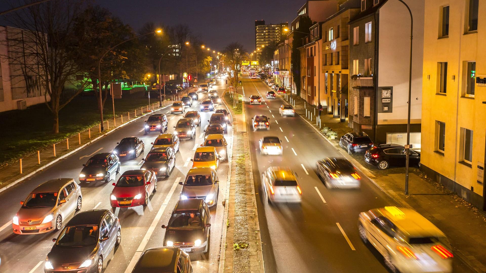 Verkehr auf der Alfredstraße in Essen: Testweise gilt auf einem Abschnitt dort Tempo 30. Verkehr auf der Alfredstraße in Essen: Testweise gilt auf einem Abschnitt dort Tempo 30.
