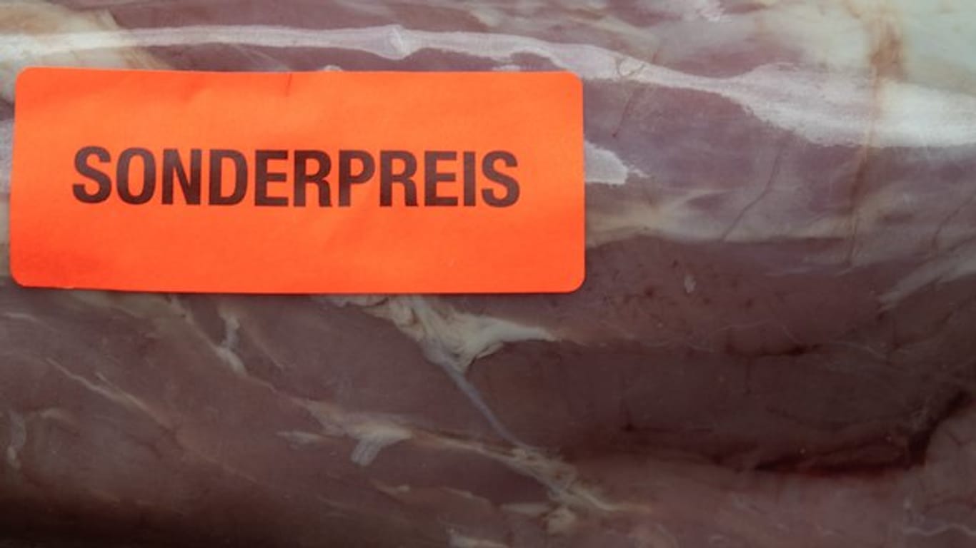 Ein Aufkleber mit der Aufschrift "Sonderpreis" klebt auf einem Stück Schweinefleisch.