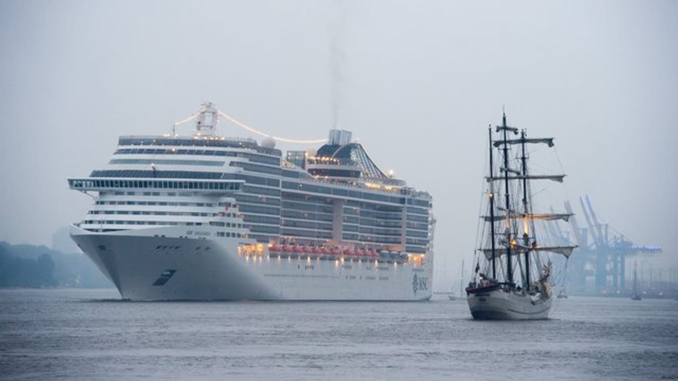 Das Kreuzfahrtschiff "MSC Splendida" läuft aus dem Hamburger Hafen aus.