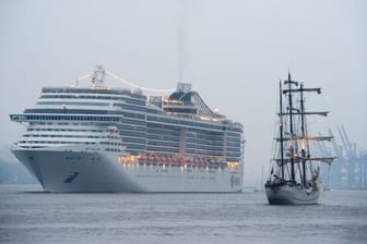 Das Kreuzfahrtschiff "MSC Splendida" läuft aus dem Hamburger Hafen aus.