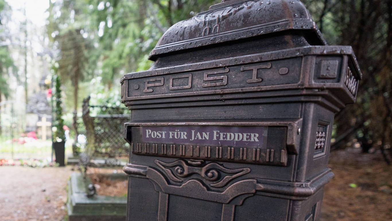 Ein Briefkasten auf dem Ohlsdorfer Friedhof: Hier können Fans Post an Jan Fedder einwerfen.