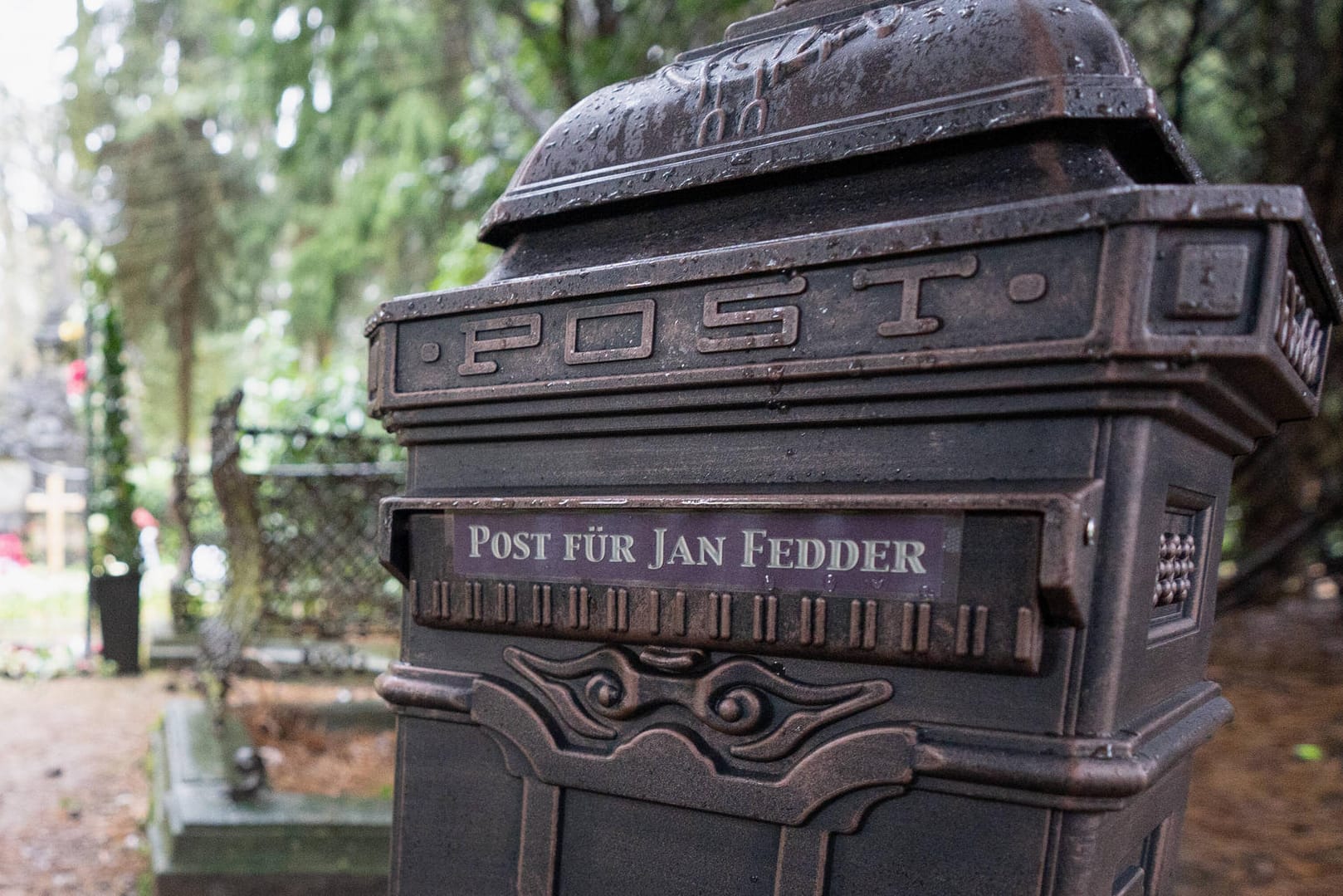 Ein Briefkasten auf dem Ohlsdorfer Friedhof: Hier können Fans Post an Jan Fedder einwerfen.