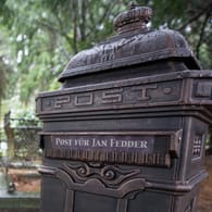 Ein Briefkasten auf dem Ohlsdorfer Friedhof: Hier können Fans Post an Jan Fedder einwerfen.