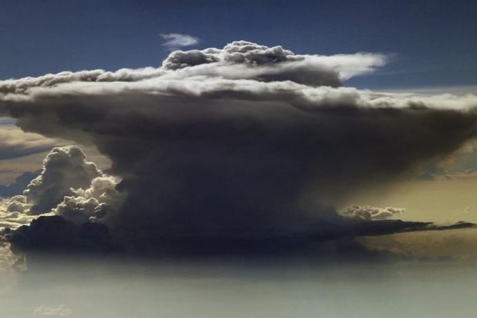 Eine Ambosswolke: Aerosole haben Einfluss auf die Bildung dieser hohen Wolken, sie lassen Sonnenstrahlung passieren, puffern sie nach der Reflexion an der Erdoberfläche aber ab. Das fördert Erwärmung.