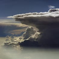 Eine Ambosswolke: Aerosole haben Einfluss auf die Bildung dieser hohen Wolken, sie lassen Sonnenstrahlung passieren, puffern sie nach der Reflexion an der Erdoberfläche aber ab. Das fördert Erwärmung.