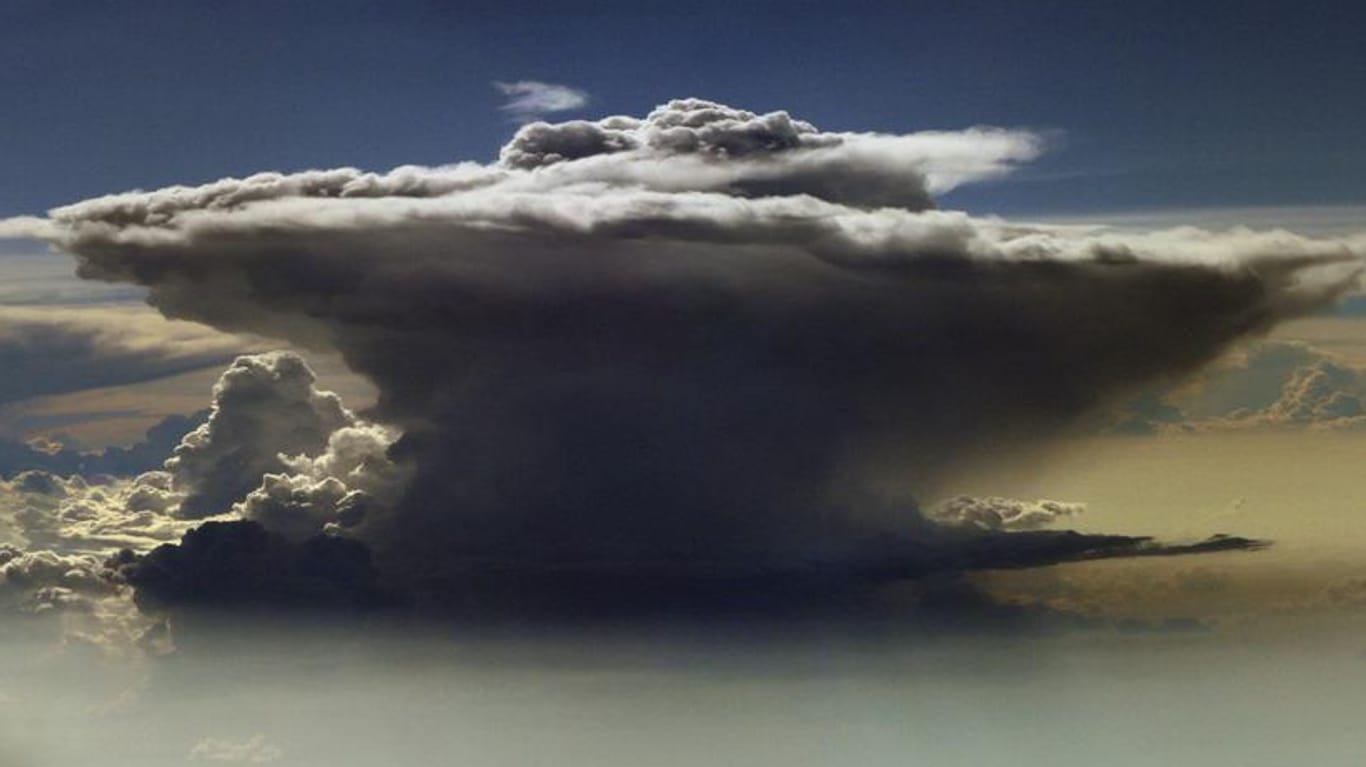 Eine Ambosswolke: Aerosole haben Einfluss auf die Bildung dieser hohen Wolken, sie lassen Sonnenstrahlung passieren, puffern sie nach der Reflexion an der Erdoberfläche aber ab. Das fördert Erwärmung.
