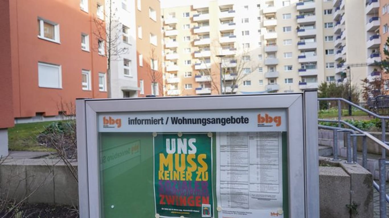 Blick auf ein Schaukasten der Berliner Baugenossenschaft (bbg), in dem freie Wohnungen angeboten werden.