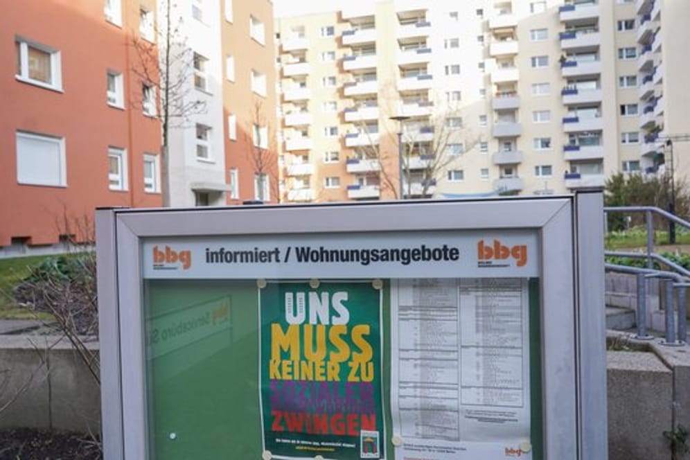 Blick auf ein Schaukasten der Berliner Baugenossenschaft (bbg), in dem freie Wohnungen angeboten werden.