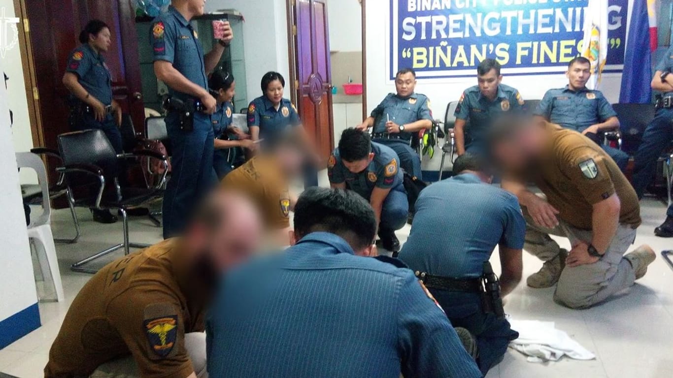 Schulung in der Polizeistation der Großstadt Biñan: Dort waren Uniter-Ausbilder im Einsatz – und veröffentlichten das Foto selbst.