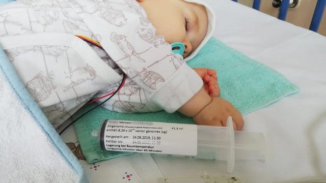 Ein Baby erhält eine Injektion mit dem Genpräparat Zolgensma gegen spinale Muskelatrophie. Ein Baby erhält eine Injektion mit dem Genpräparat Zolgensma gegen spinale Muskelatrophie.