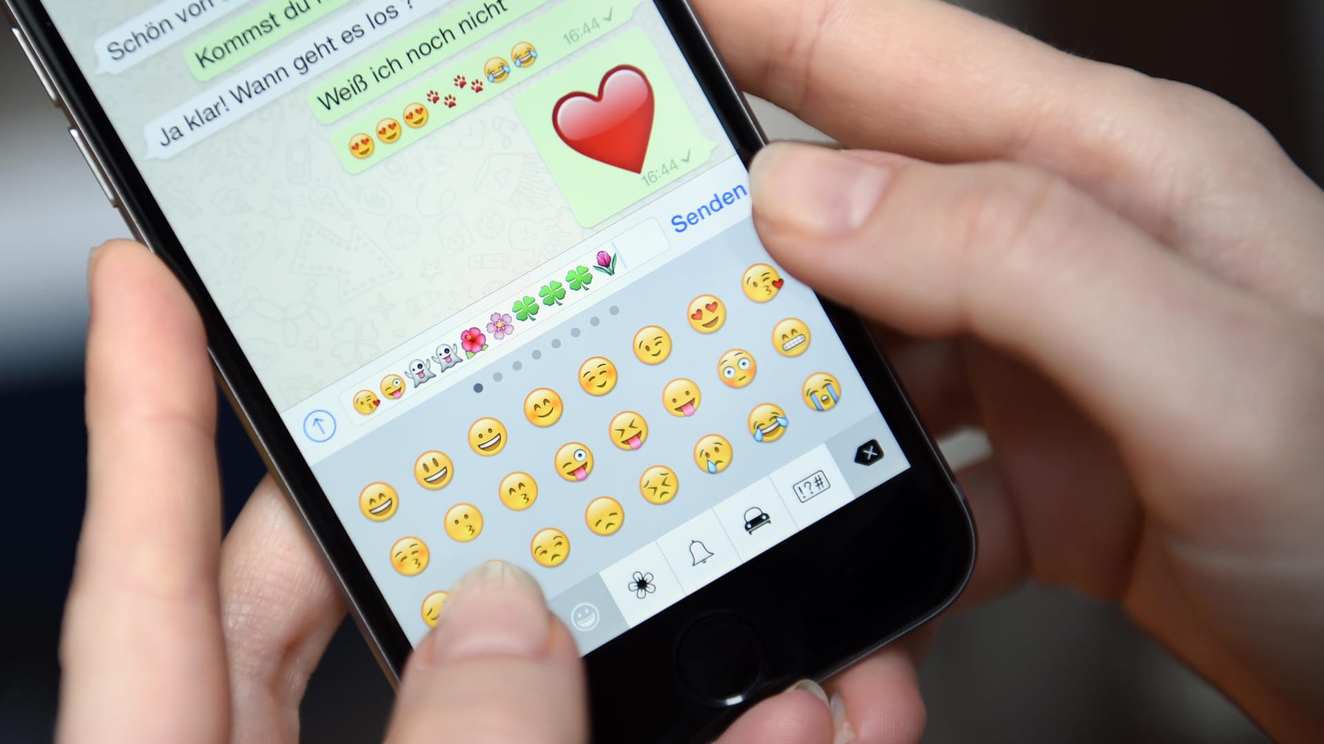 WhatsApp-Chat mit Emojis: Das Verschicken und Empfangen von Textnachrichten ist nach wie vor die mit Abstand beliebteste Funktion des Messengers.